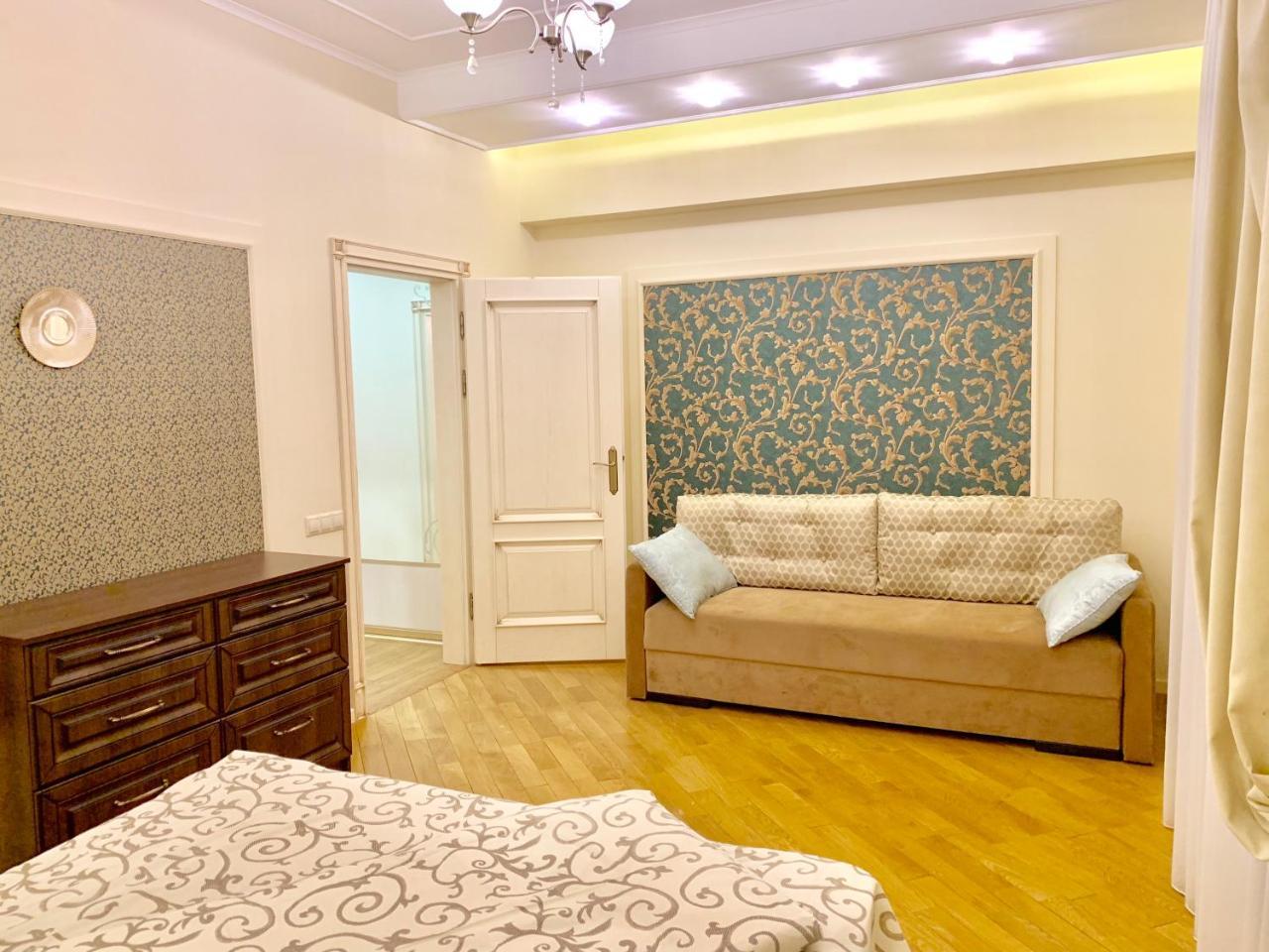 Two-Bedroom On Lesi Ukrainky Lviv Exterior foto