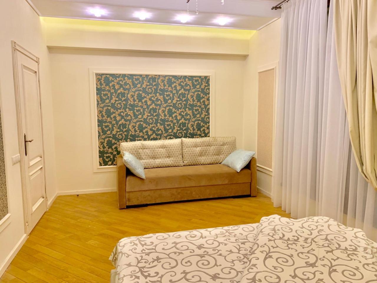 Two-Bedroom On Lesi Ukrainky Lviv Exterior foto